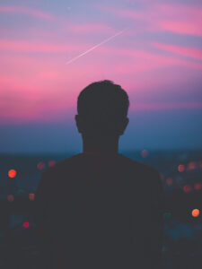 erschöpfte Person nach emotional belastender Beziehung mit narzisstischem Partner