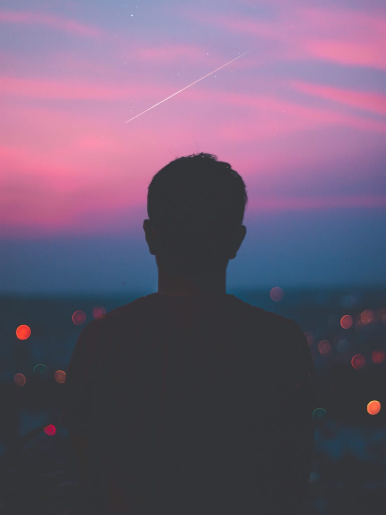 erschöpfte Person nach emotional belastender Beziehung mit narzisstischem Partner