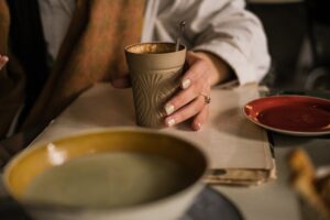 Frau hält Tasse Kaffee in ruhiger Umgebung – Neubeginn nach toxischer Beziehung